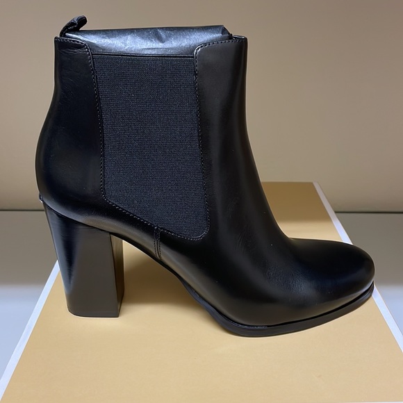 NIB $139 Michael Kors Lottie Black Leather Block Heel Booties - Picture 1 of 6